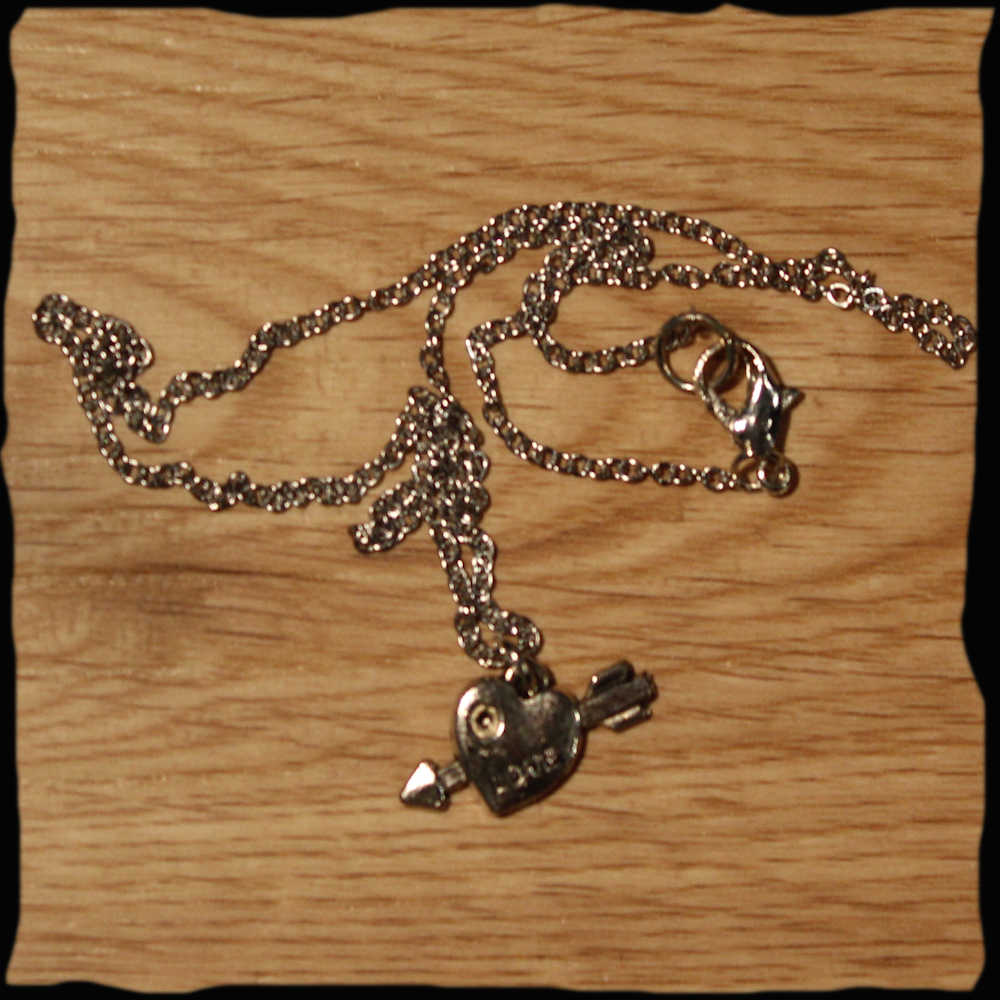 Chaînette chaine medaillon avec pendentif coeur amour fleche en métal argenté or québec canada