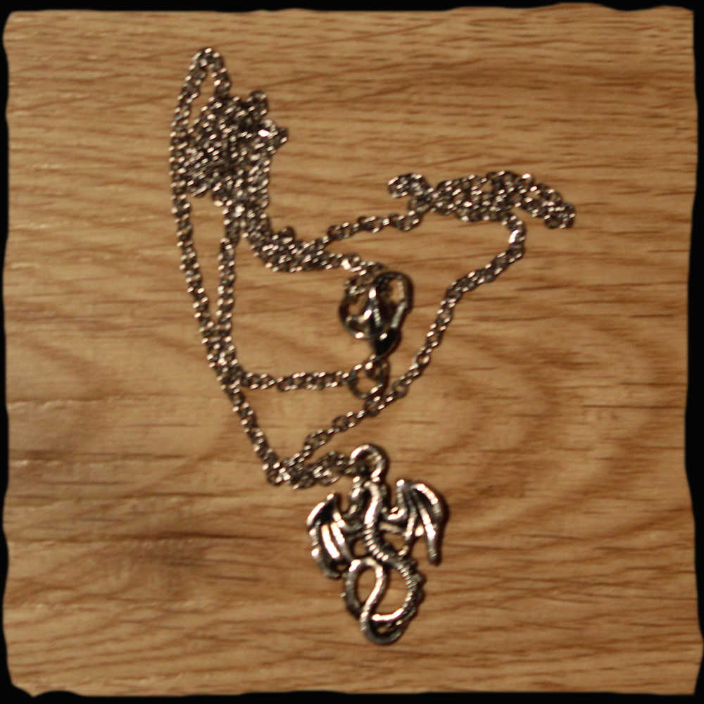 Chaînette chaine medaillon avec pendentif mythe dragons en métal argenté or québec canada