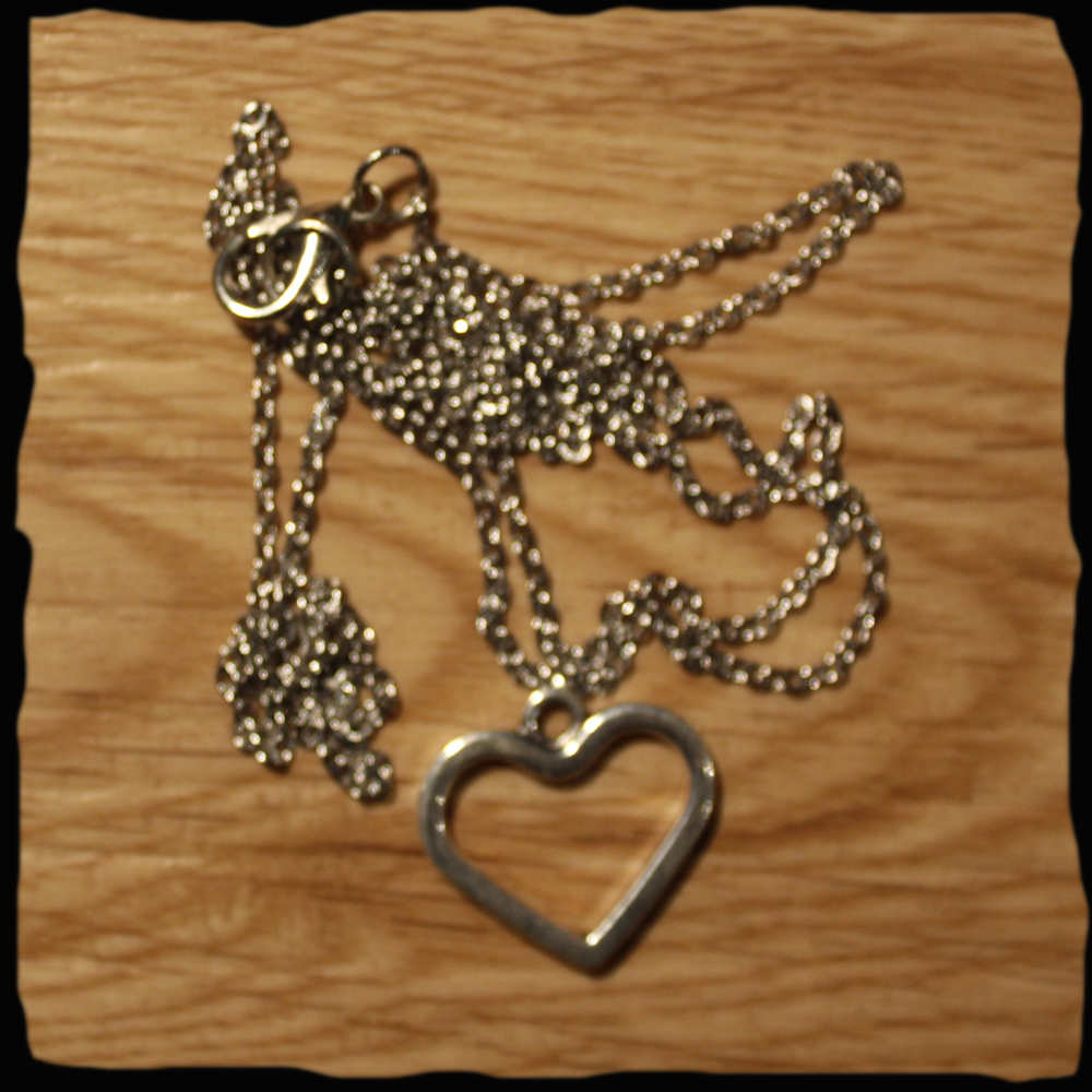 Chaînette chaine medaillon avec pendentif coeur amour en métal argenté or québec canada