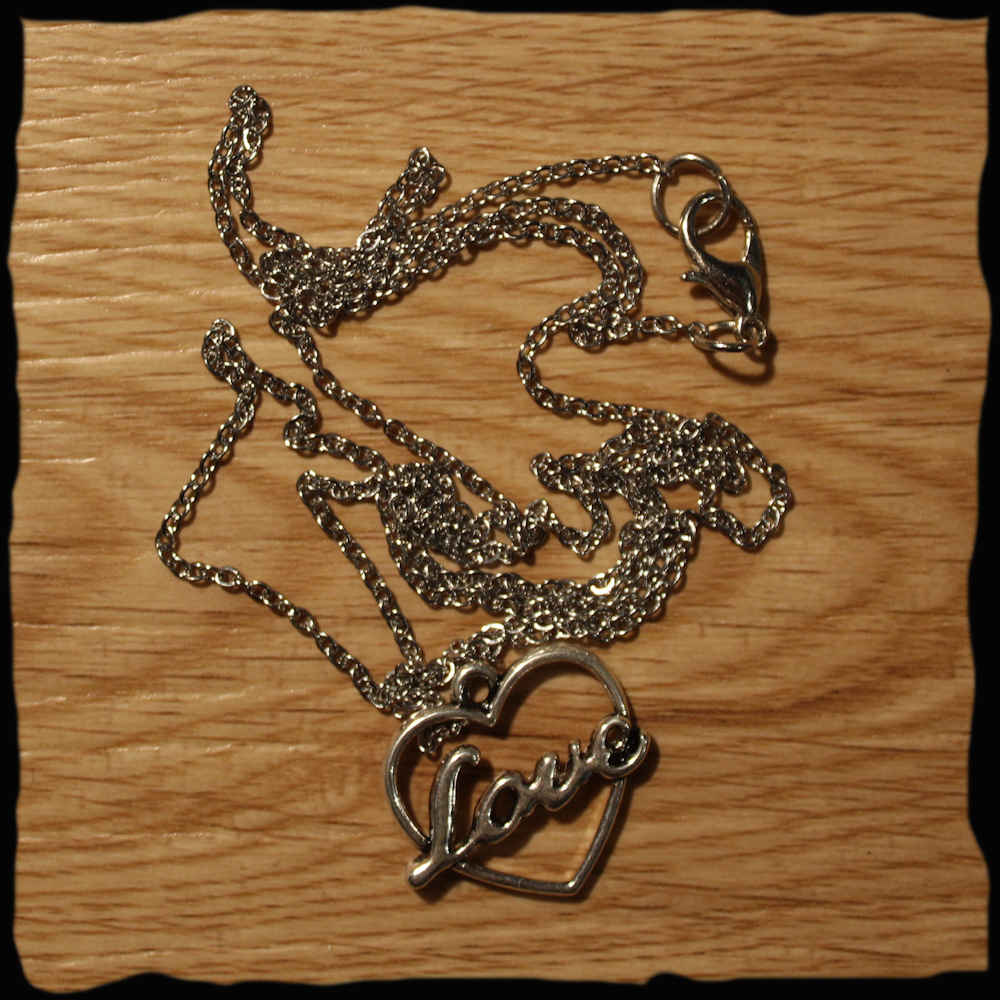 Chaînette chaine medaillon avec pendentif coeur love amour en métal argenté or québec canada