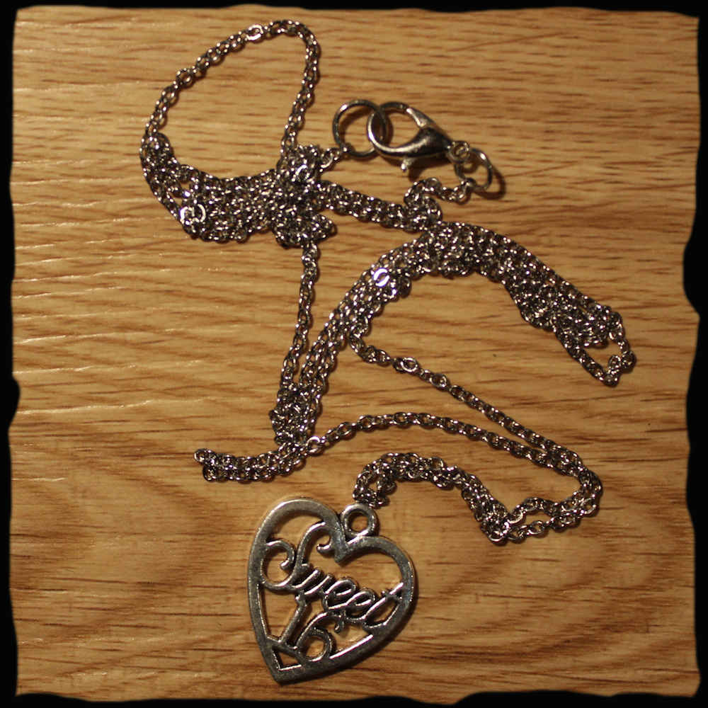 Chaînette chaine medaillon avec pendentif coeur amour sweet sixteen en métal argenté or québec canada