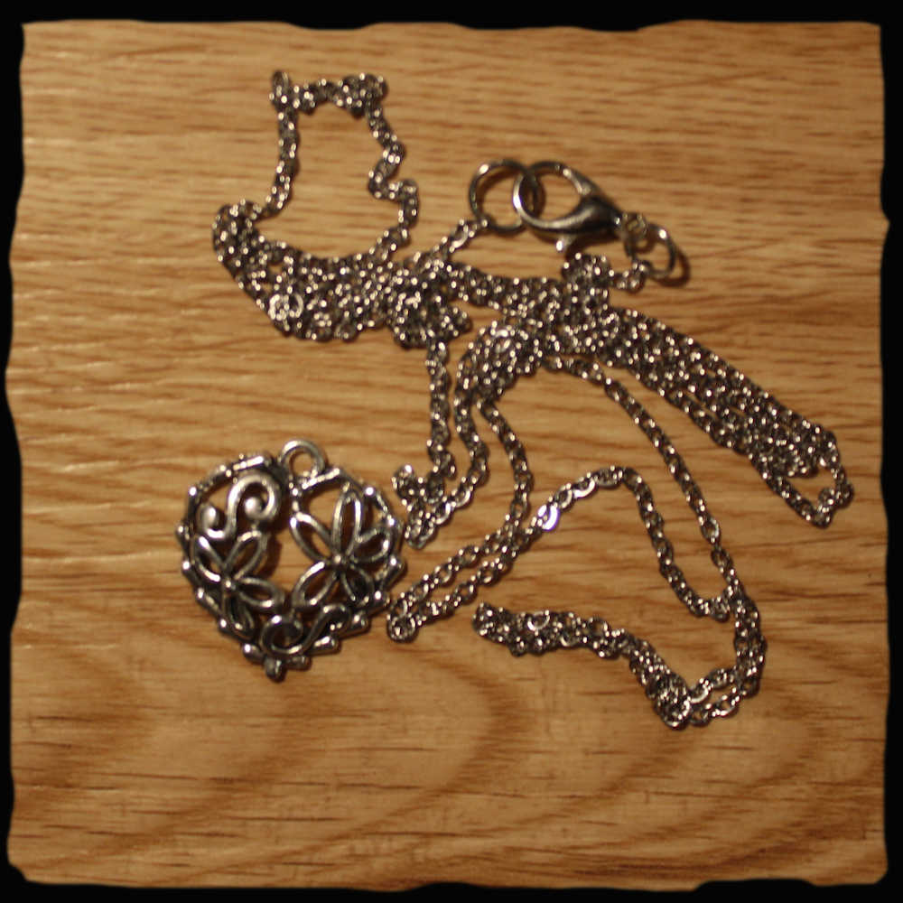 Chaînette chaine medaillon avec pendentif coeur nature amour en métal argenté or québec canada
