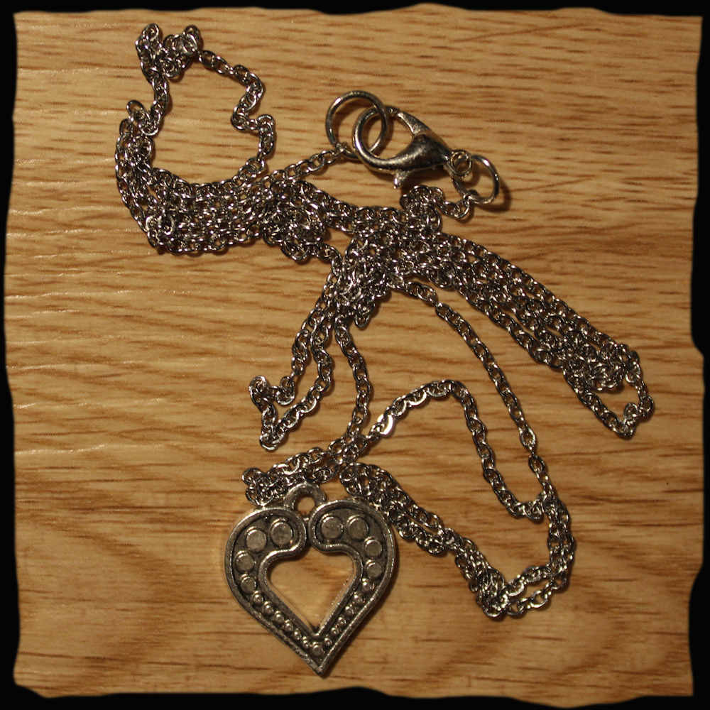 Chaînette medaillon avec pendentif coeur amour en métal argenté or québec canada