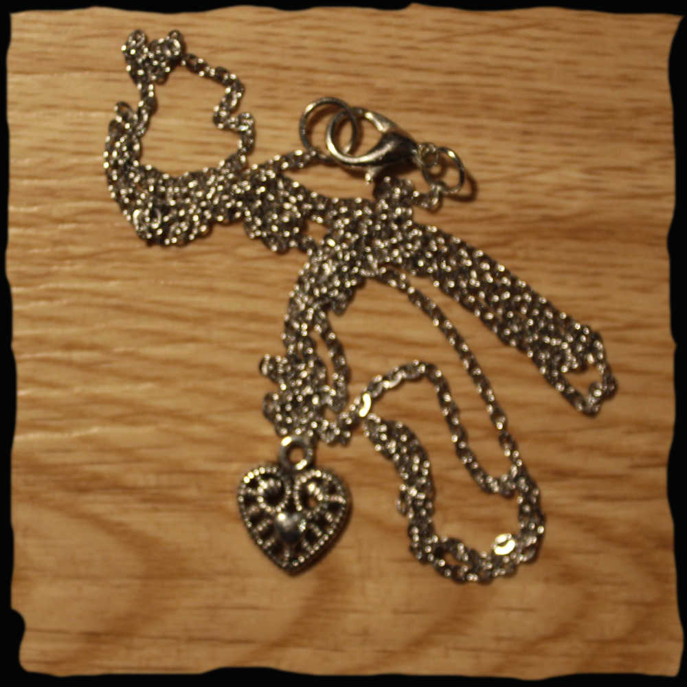 Chaînette medaillon avec pendentif coeur amour en métal argenté québec canada