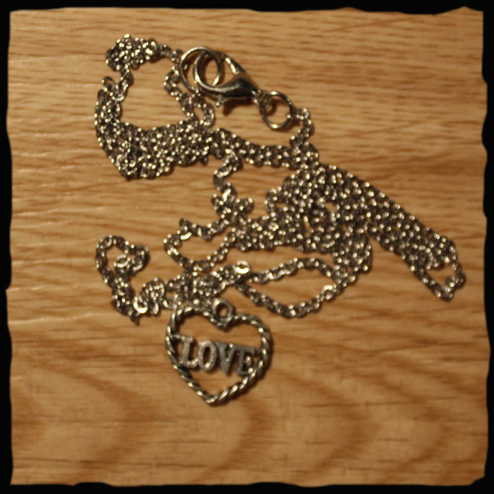 Chaînette medaillon avec pendentif coeur love amour en métal argenté or québec canada