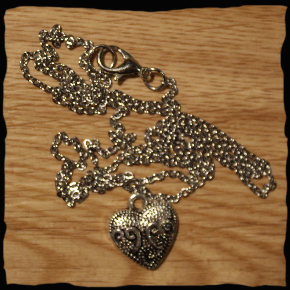 Chaînette medaillon avec pendentif coeur amour en métal argenté or québec canada