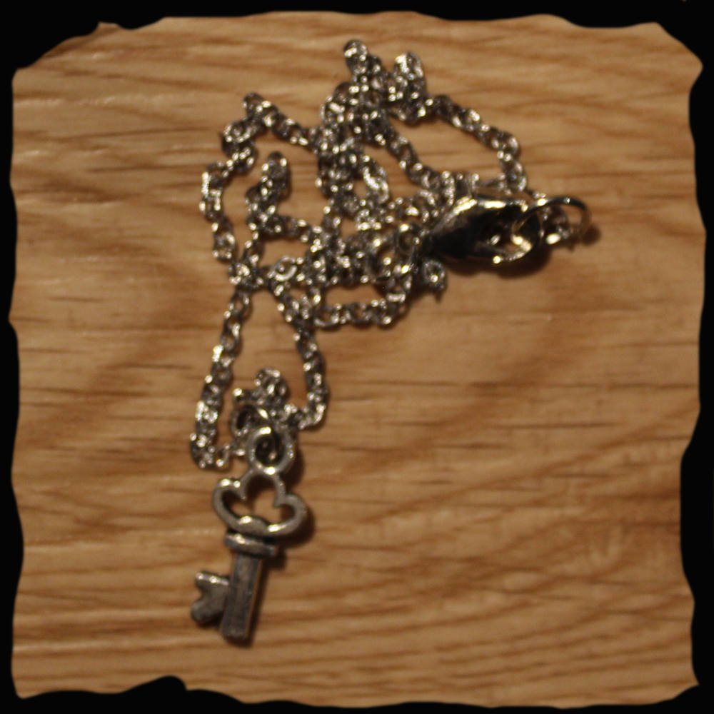 Chaînette medaillon avec pendentif clé clef en métal argenté or québec canada