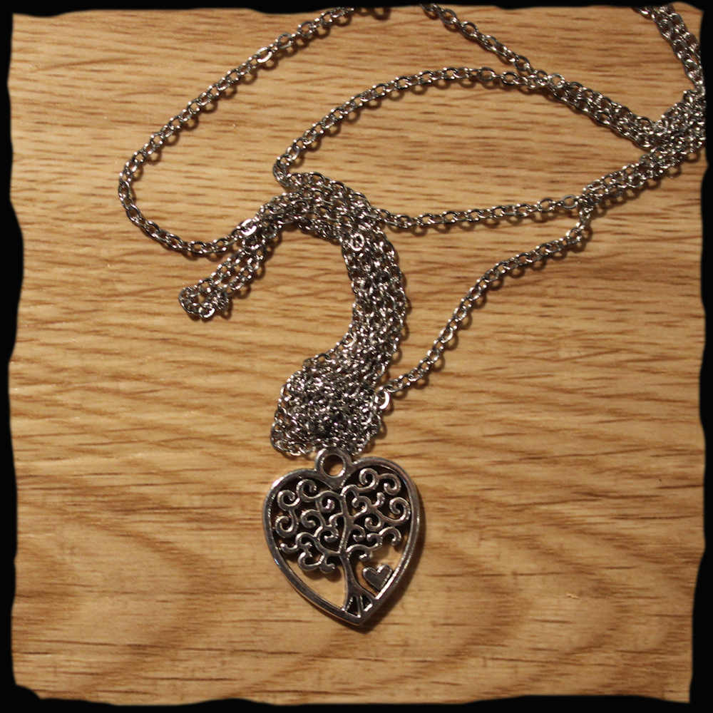 Chaînette medaillon avec pendentif coeur amour en métal argenté québec canada