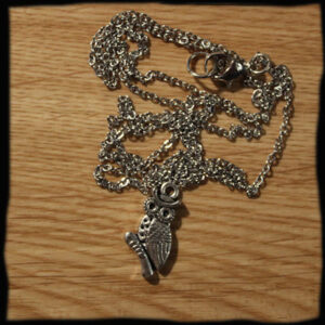 Chainette petit hibou sur une branche A258